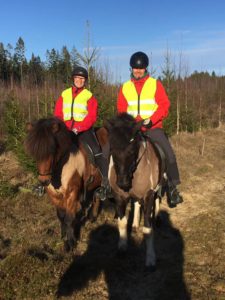 en solig ridtur med två glada ryttare